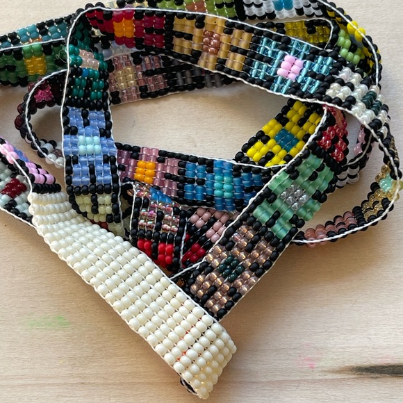 HANDMADE GLASS NECKLACE | 8-Bit Daisy Chain Small Batch Handwoven Loop Necklace - Picture 2 of 10